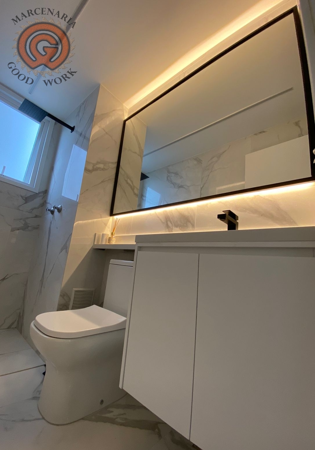 Banheiro-Sob Medida-Gabinete-Mdf Branco Diamante-Moldura Metalon-Preto Fosco-Espelho-Iluminação em Led embutida-Marcenaria Good Work-2.png