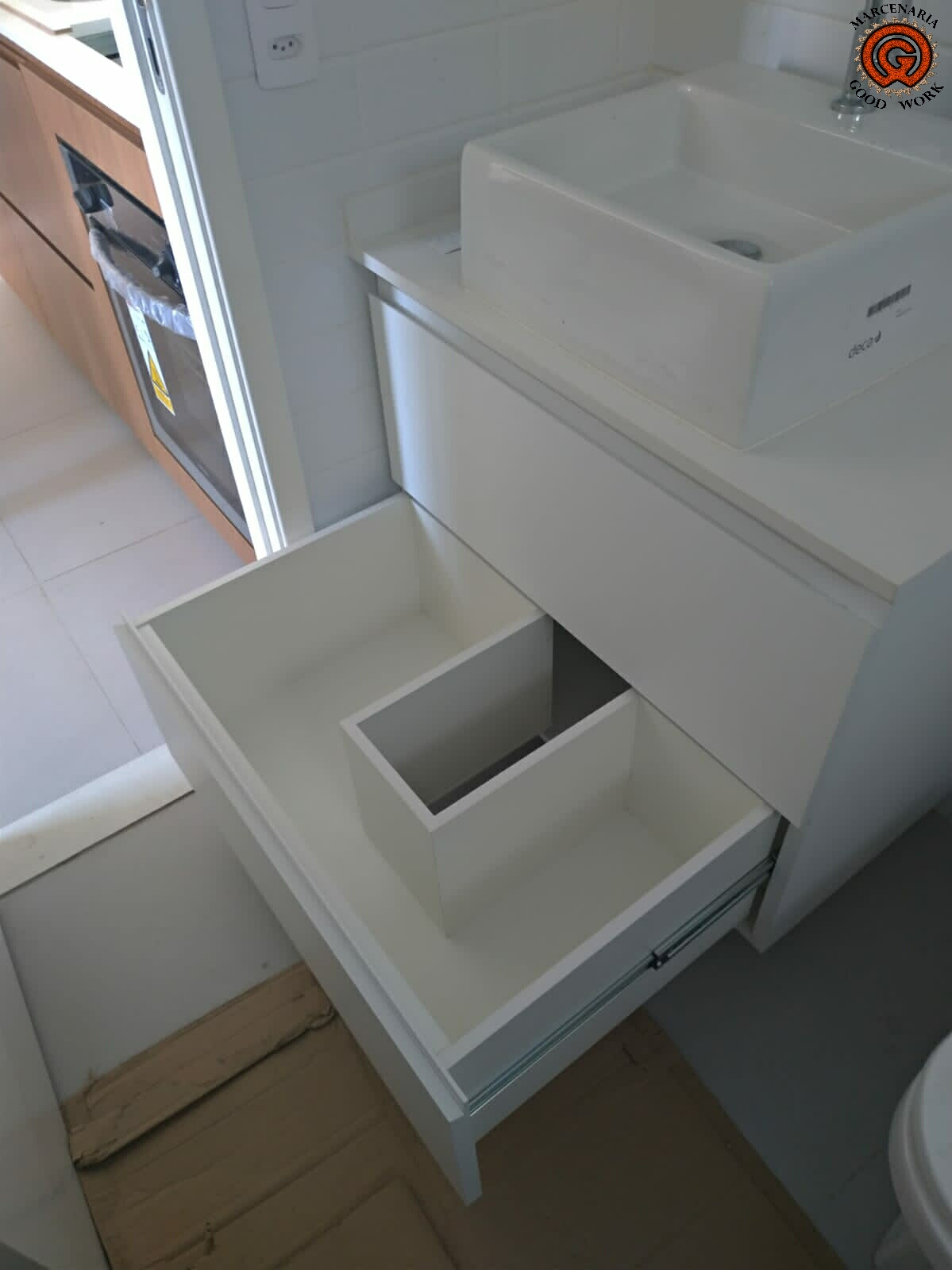 Gabinete-Banheiro-Sob medida-Mdf Branco Diamante-Duas gavetas-Puxadores Cava-Marcenaria Good Work-2.png