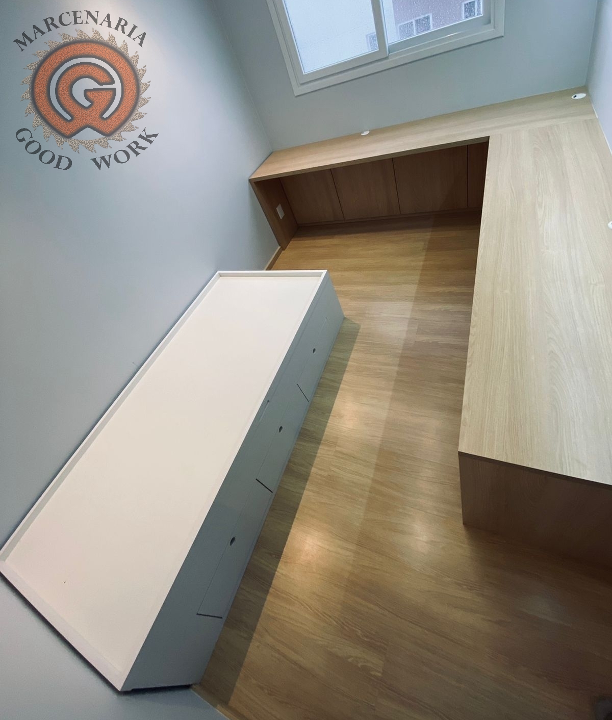 Home Office-Sob Medida-Cama com baú-Mdf Branco Diamante-Bancada em L-Mdf Carvalho Poro-Arauco-Marcenaria Good Work-5.png