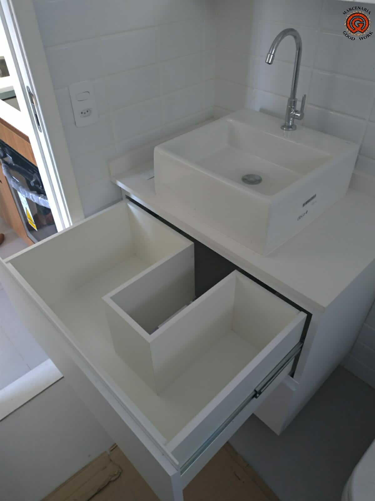 Gabinete-Banheiro-Sob medida-Mdf Branco Diamante-Duas gavetas-Puxadores Cava-Marcenaria Good Work-3.png