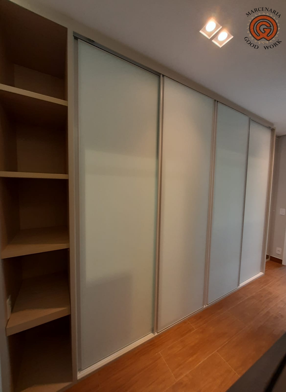 Roupeiro-Quatro Portas-Sob Medida-Mdf Areia-Guararapes-Portas Espelhadas-Bastidores-Marcenaria Good Work-11.jpg