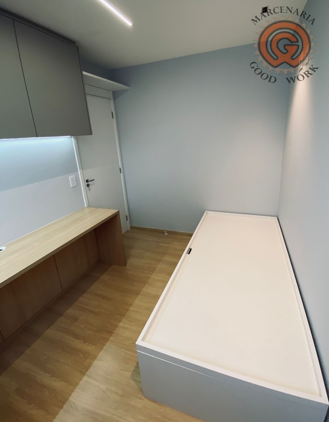 Home Office-Sob Medida-Armário aéreo-Mdf Betton Matt-Arauco-Bancada em L-Mdf Carvalho Poro-Arauco-Cama com baú-Mdf Branco Diamante-Marcenaria Good Work-4.png