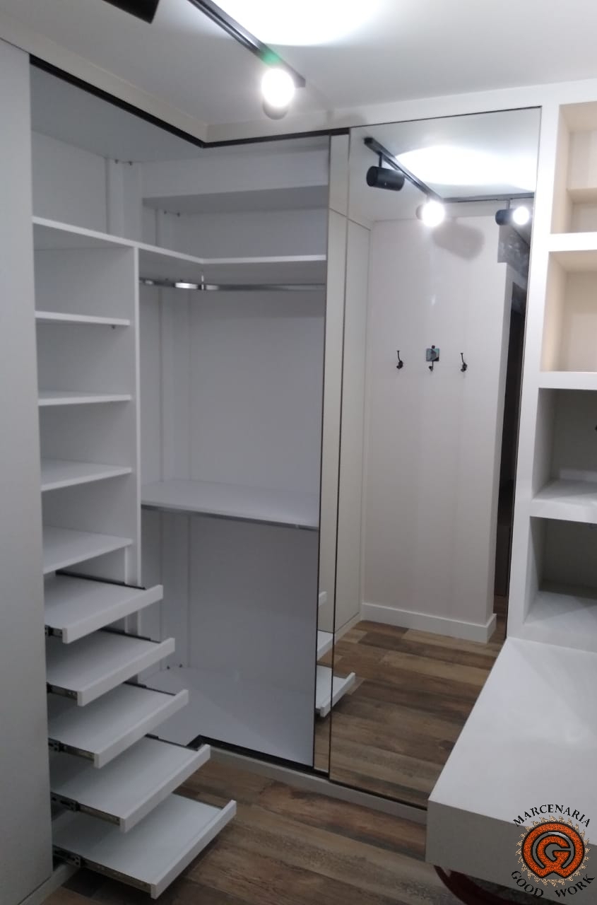 Closet-L-Penteadeira-Cyrela-Atmosfera-Marcenaria-Good-Work-3.jpg