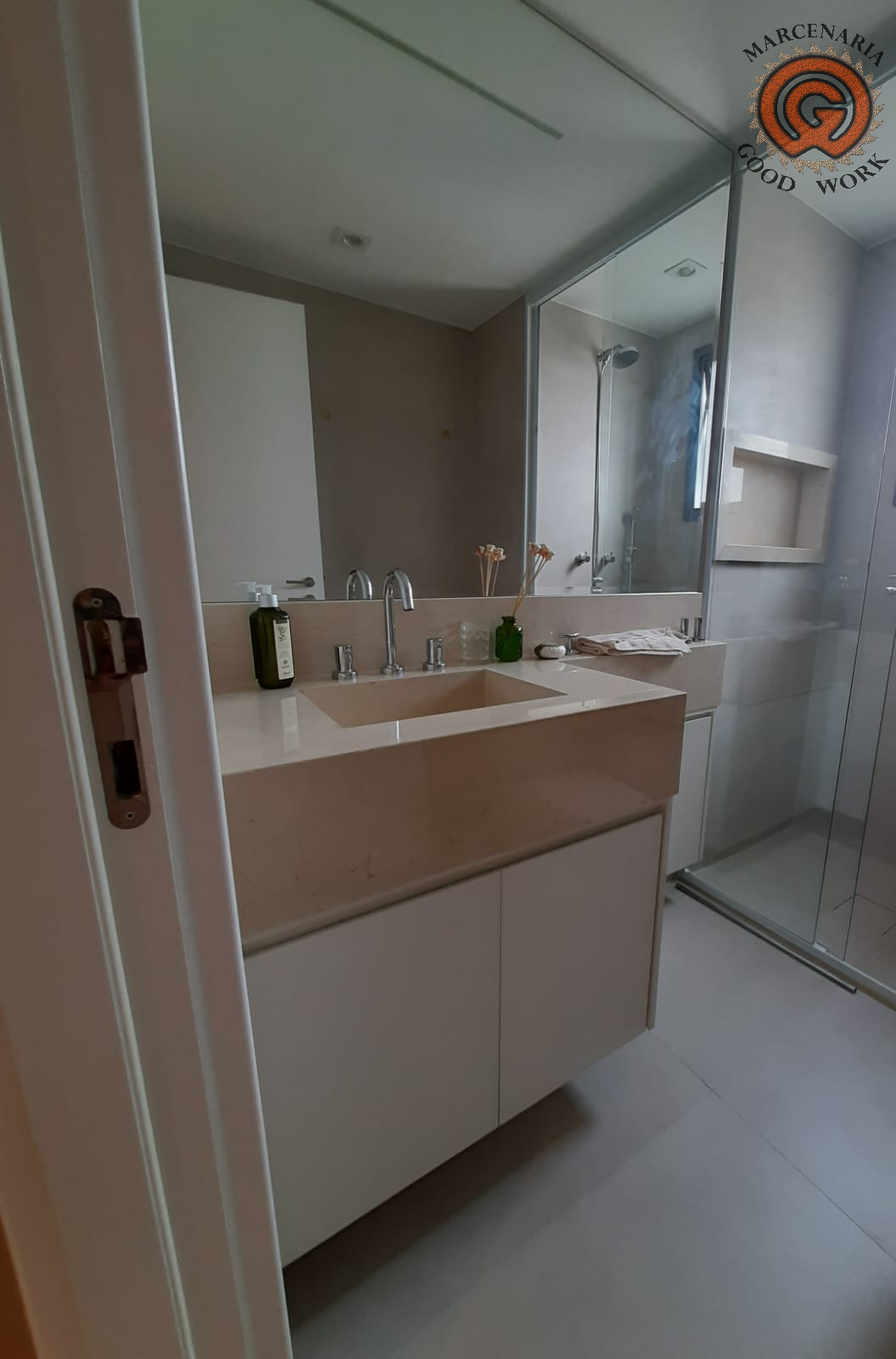 Gabinete-Banheiro-Sob Medida-Espelheira-Mdf Branco Texturizado-Marcenaria Good Work-2.png