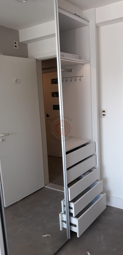 roupeiro-portas-correr-espelhadas-mdf-branco-diamante-duratex-marcenaria-good-work.jpg