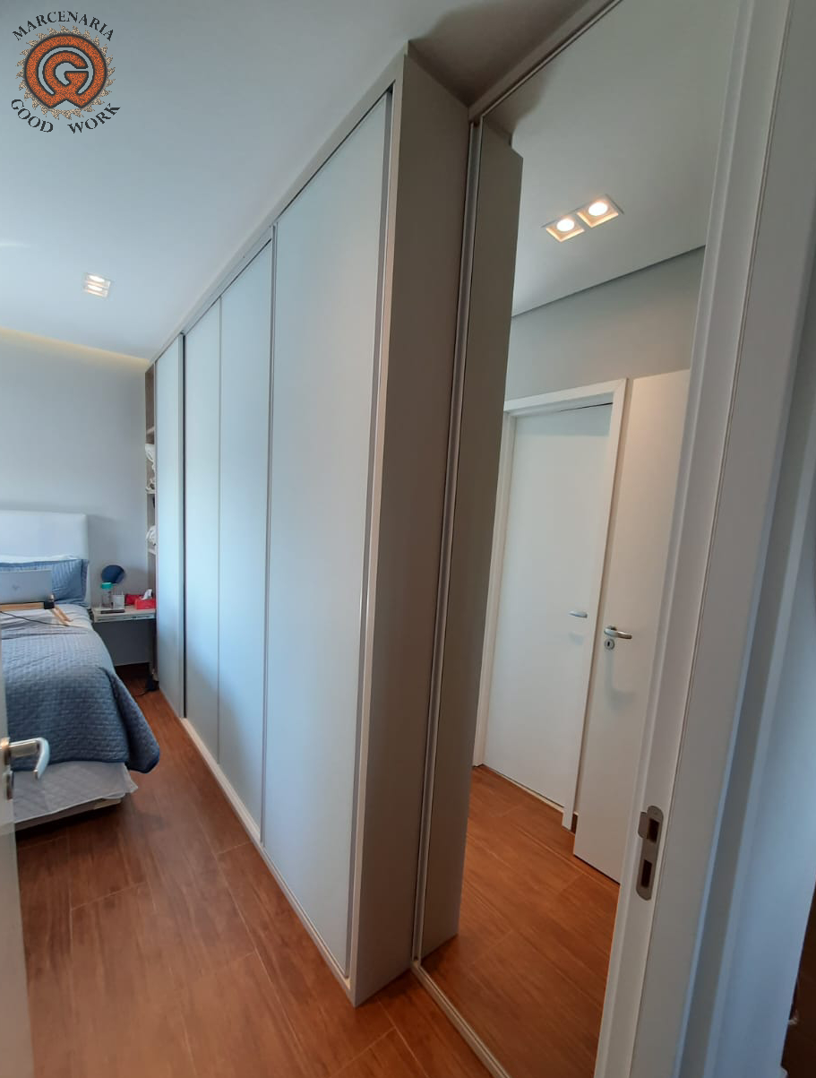 Roupeiro-Quatro Portas-Sob Medida-Mdf Areia-Guararapes-Portas Espelhadas-Marcenaria Good Work.png