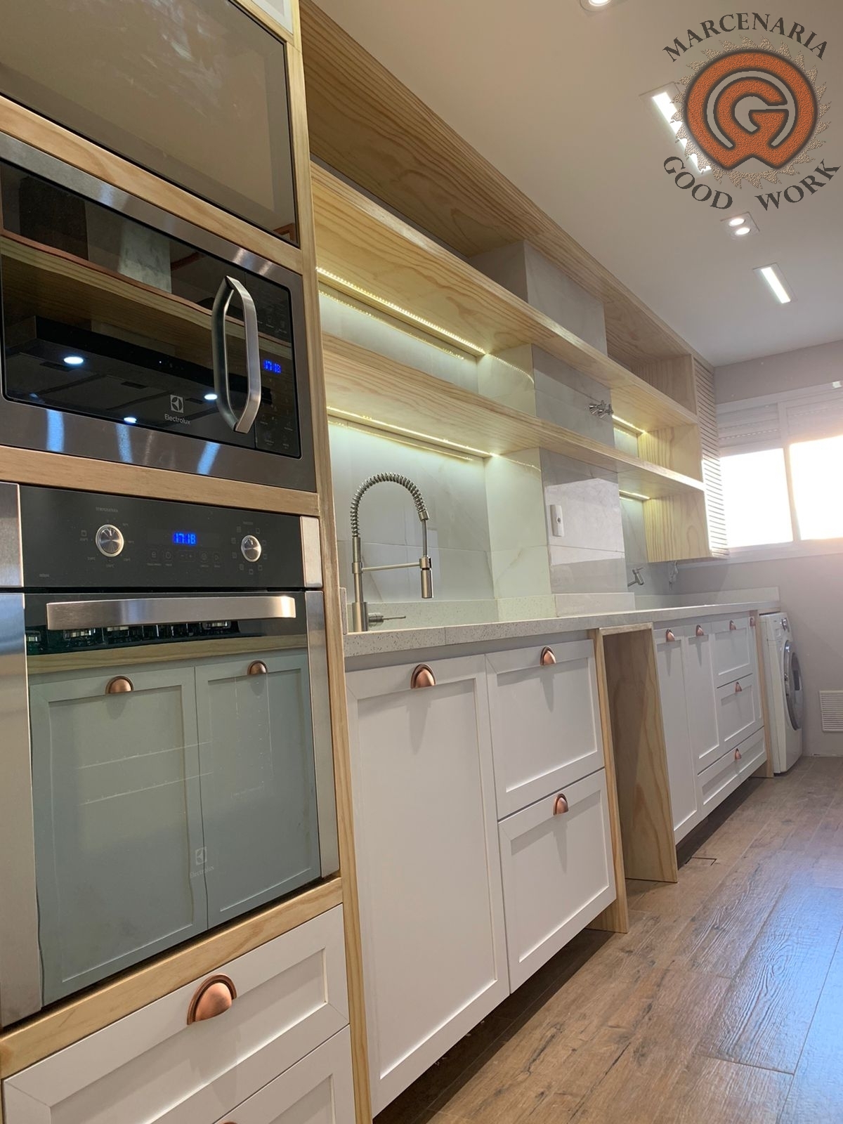 Cozinha-Sob Medida-Mdf Branco Diamante-Lâmina Natural Pinus-Marcenaria Good Work-3.png