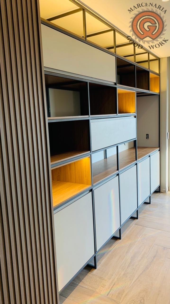 Estante-Sob Medida-Mdf Carvalho Hanover-Mdf Chamois-Tramato-Serralheria Preta-Marcenaria Good Work-4.png