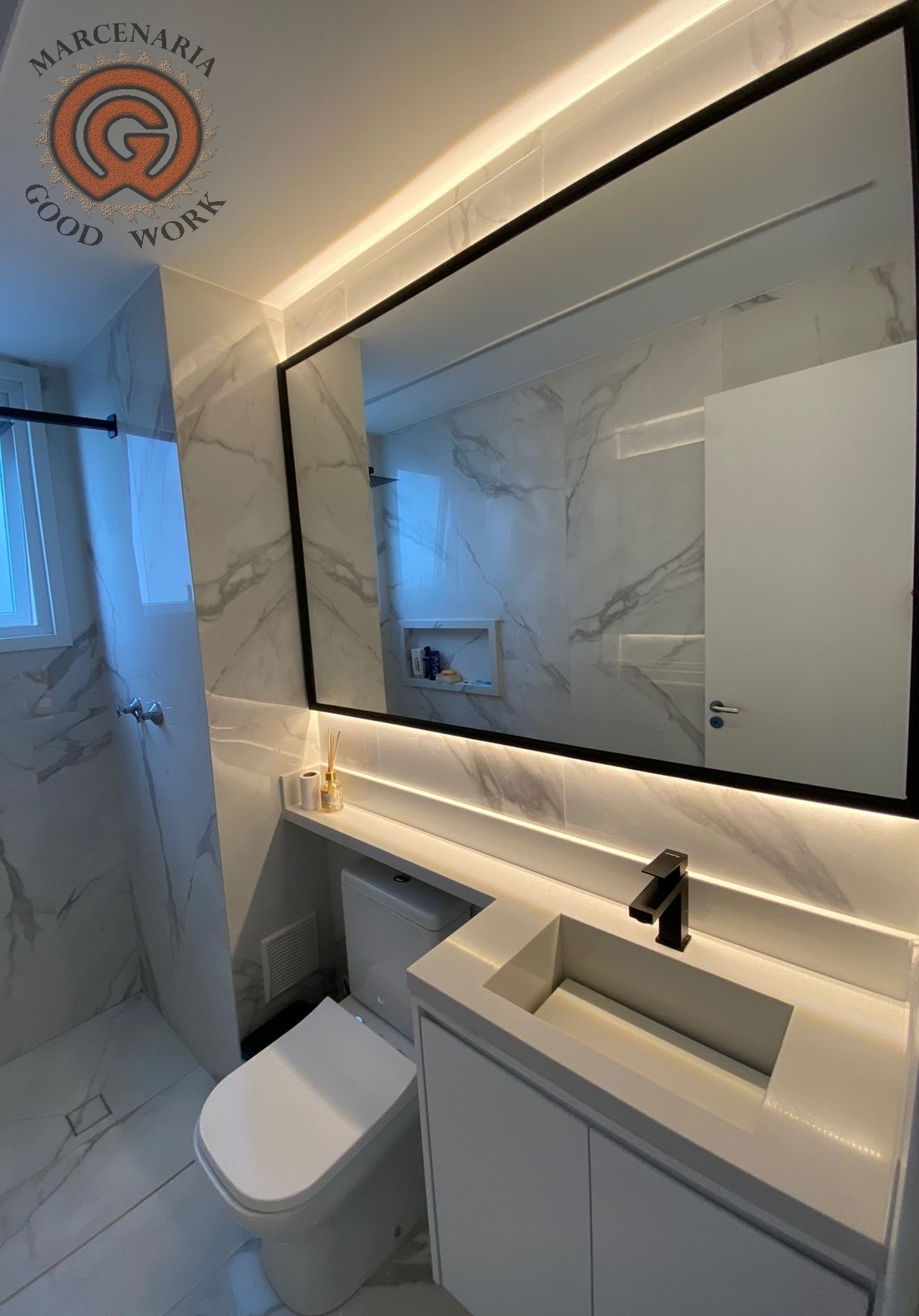 Banheiro-Sob Medida-Gabinete-Mdf Branco Diamante-Moldura Metalon-Preto Fosco-Espelho-Iluminação em Led embutida-Marcenaria Good Work.png