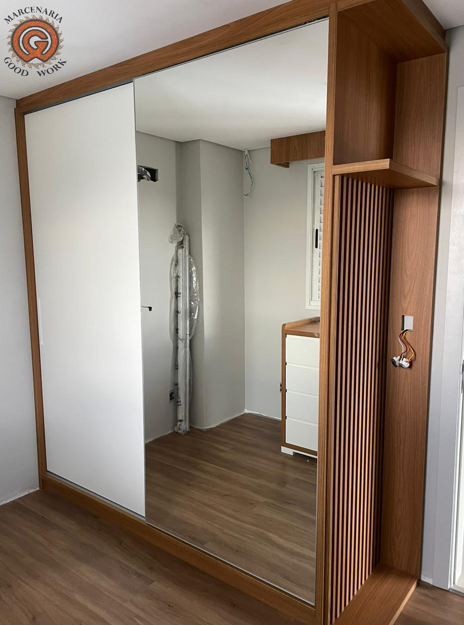 Roupeiro-Ripado-Duas Portas-Sob Medida-Mdf Branco Texturizado-Mdf Louro Freijó-Sudati-Marcenaria Good Work.png