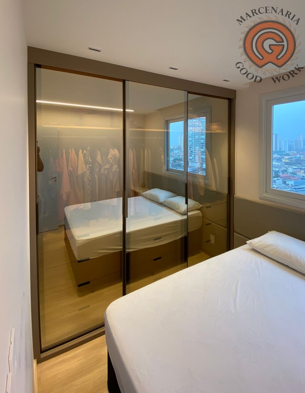 Roupeiro-Sob Medida-3 portas-Vidro reflecta Bronze-Acabamento-Mdf Cappuccino-guararapes-Marcenaria Good Work.png