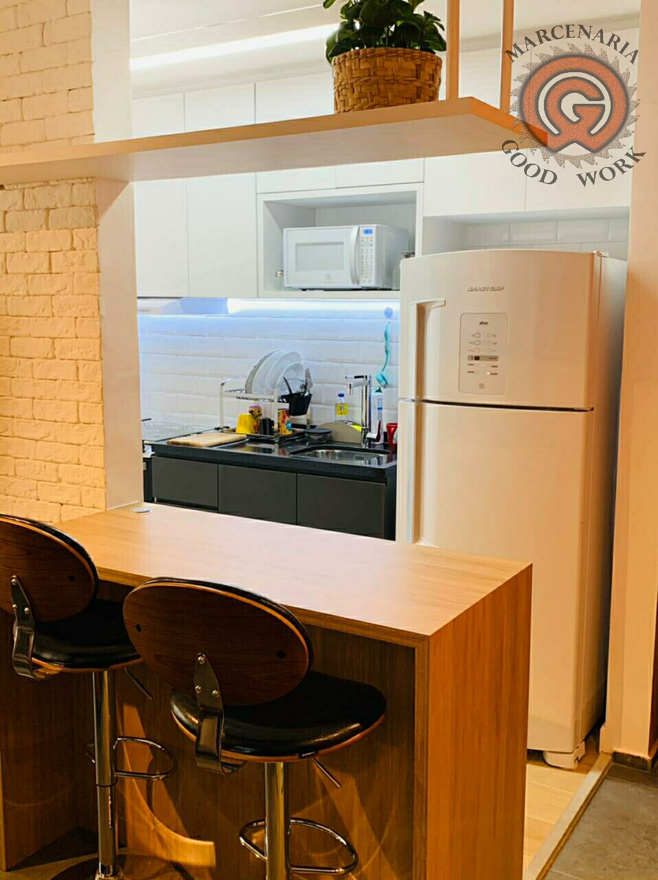 Balcão Divisor de Ambientes-Sob Medida-Mdf Itapuã-Prateleira em Serralheria Branca-Marcenaria Good Work.png