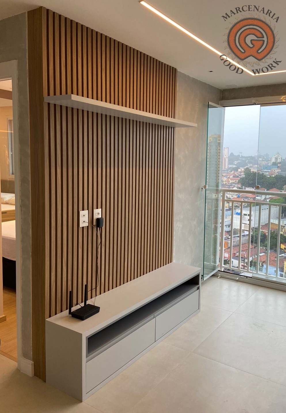 Painel-Sob Medida-Mdf Savana-Guararapes-Prateleira-Rack-Cinza Cristal Chess-Detalhes-Cinza Sagrado-Duratex-Marcenaria Good Work-2.png