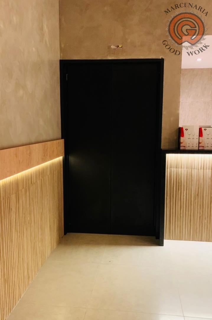 Restaurante-Painel Ripado-Mdf Quênio Rústico-Led embutido-Porta de passagem-Mdf Preto Ebano Chess-Marcenaria Good Work-3.png