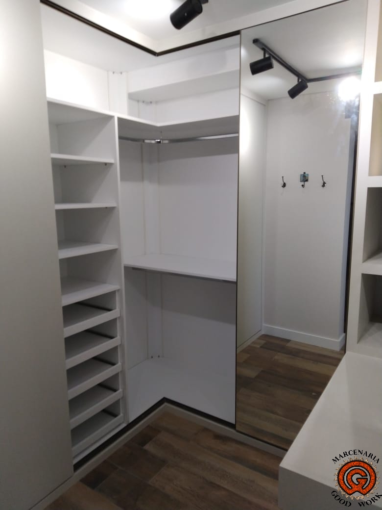 Closet-L-Penteadeira-Cyrela-Atmosfera-Marcenaria-Good-Work-2.jpg