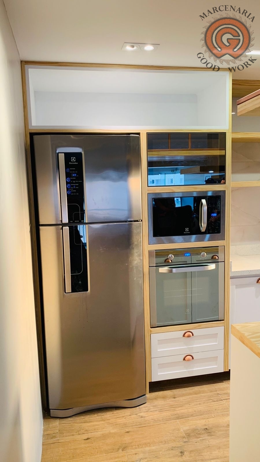 Cozinha-Sob Medida-Mdf Branco Diamante-Lâmina Natural Pinus-Marcenaria Good Work-13.png